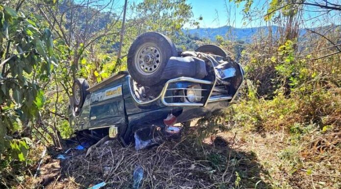 Tras perder el control y precipitarse a un barranco un carro en Chalatenango Sur, la PNC reporta un fallecido y dos lesionados.