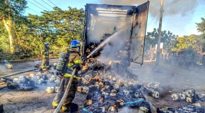 El Cuerpo de Bomberos reportó que sofocó un incendio de un camión que transportaba rollos de hilos en La Unión.