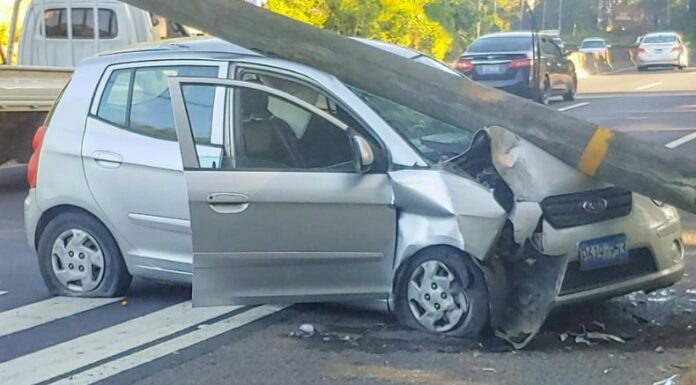 Un accidente de tránsito dejó lesionados, luego de que un conductor perdiera el control de su vehículo y chocara contra un poste.