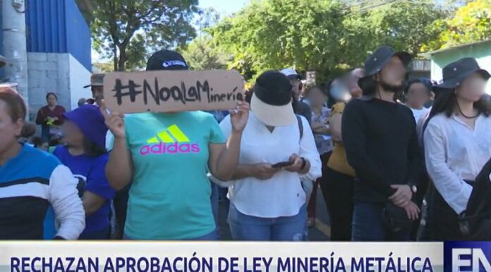 Diferentes organizaciones ambientales se concentraron en las afueras de la Asamblea Legislativa, en rechazo a la Ley de Minería Metálica.