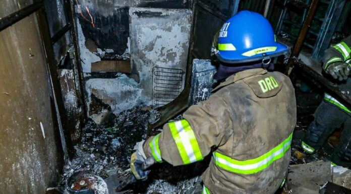 Instituciones de primera respuesta trabajaron en la extinción de un incendio estructural en las cercanías de la Plaza Zurita.