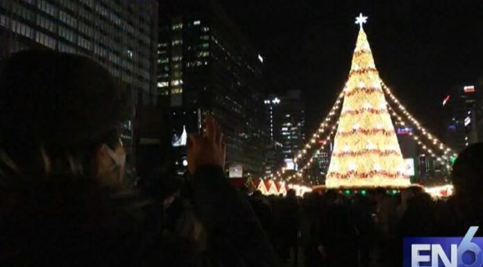 En Corea del Sur, las personas se reunieron en la Plaza Central de Seúl, para disfrutar de las decoraciones navideñas.