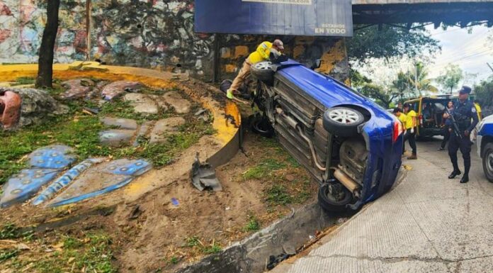 Un peatón perdió la vida tras ser atropellado en el kilómetro 5 ½ de la carretera Troncal del Norte. Agentes de la PNC verifican el hecho.