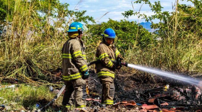 Elementos de Bomberos sofocó un incendio generado en un terreno con abundante maleza seca y desechos en Cuscatancingo.