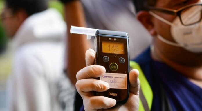 Las autoridades han capturado a dos conductores por conducir bajo los efectos del alcohol, a continuación los detalles.