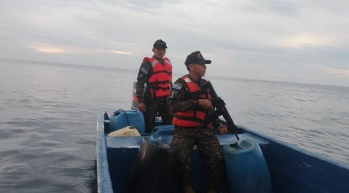 Elementos de la Fuerza Armada ejecutan una operación de búsqueda y rescate para encontrar a una persona reportada como desaparecida.