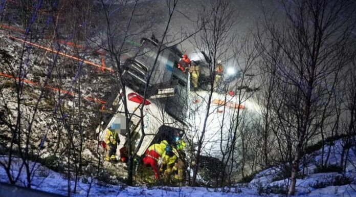 Un grave accidente de autobús cobró la vida al menos tres personas en municipio de Hadsel, localizado en Noruega.