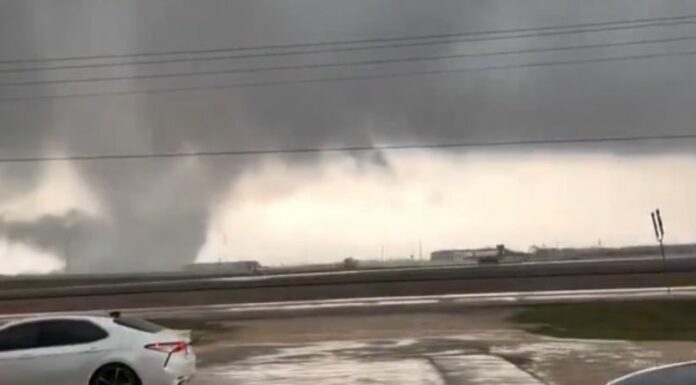 La ciudad de Houston se encuentra en alerta por tornados y una serie de fenómenos meteorológicos que afectan ese territorio estadounidense.