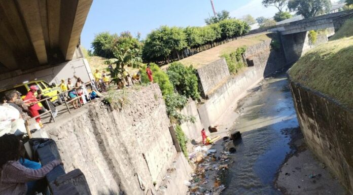 Elementos de Comandos de Salvamento reportaron el rescate con éxito de un hombre que cayó a un río en el sector del bulevar Venezuela.