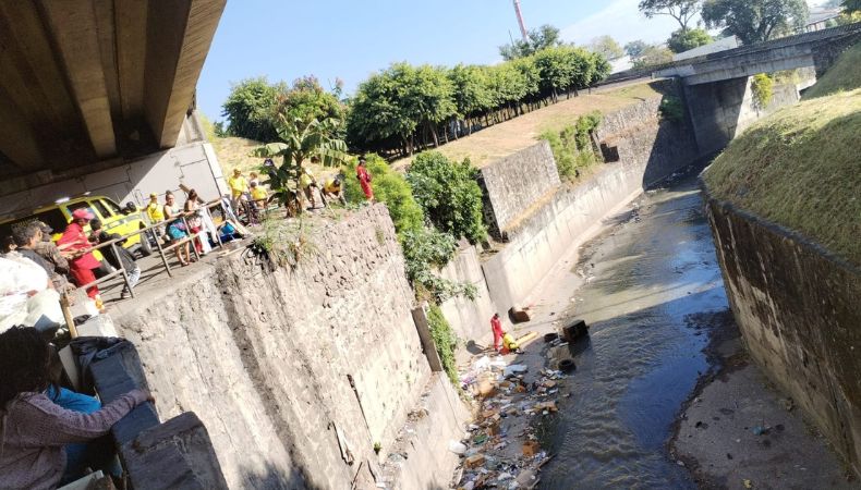 Elementos de Comandos de Salvamento reportaron el rescate con éxito de un hombre que cayó a un río en el sector del bulevar Venezuela.