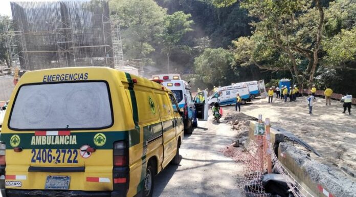Varios trabajadores resultaron lesionados tras el colapso de unas varillas. Los lesionados están estables y recibiendo atención médica.