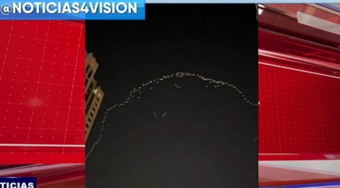 En Mongolia, país asiático, los habitantes captaron decenas de objetos luminosos volando en el cielo durante la noche.