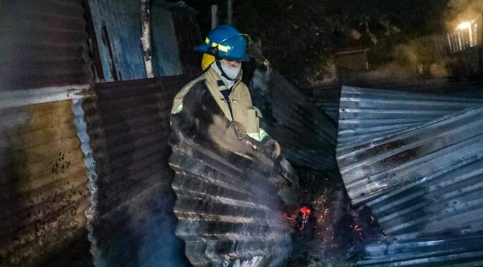 Elementos del Cuerpo de Bomberos trabajaron en la extinción de un incendio en una estructura de lámina y madera en desuso, en San Martín.