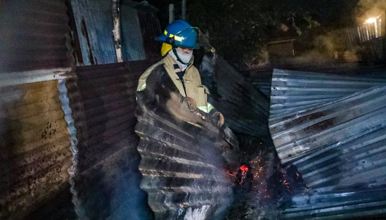 Elementos del Cuerpo de Bomberos trabajaron en la extinción de un incendio en una estructura de lámina y madera en desuso, en San Martín.