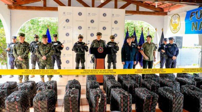 El Gabinete de Seguridad y Fiscalía General de la República (FGR) presentaron droga incautada en alta mar, logrando un récord de distancia.