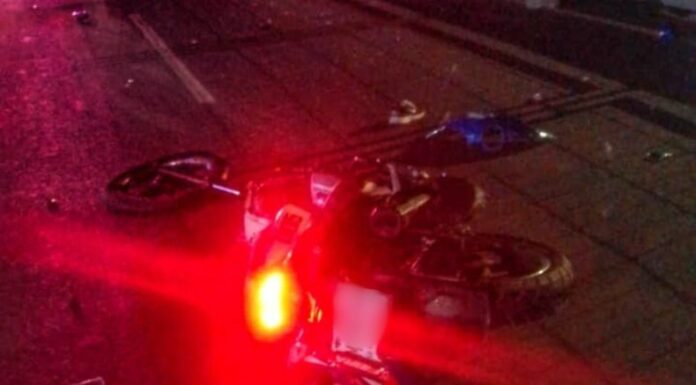Un motociclista falleció tras colisionar contra un camión que transportaba arena en la carretera del Litoral, Zacatecoluca.