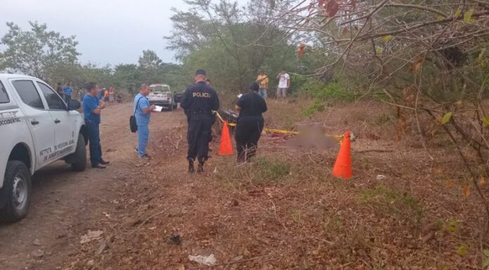 Dos personas que se conducían en una motocicleta fallecieron esta tarde en un accidente de tránsito ocurrido en Sonsonate.