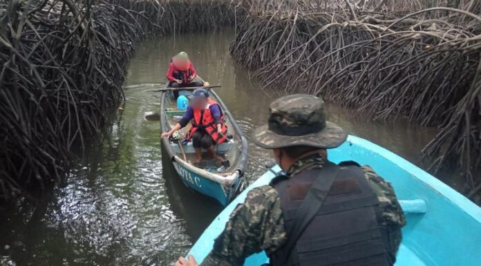 Elementos de la Marina Nacional localizaron a dos adultos mayores que se habían extraviado en Isla Tortuga, Puerto El Triunfo.