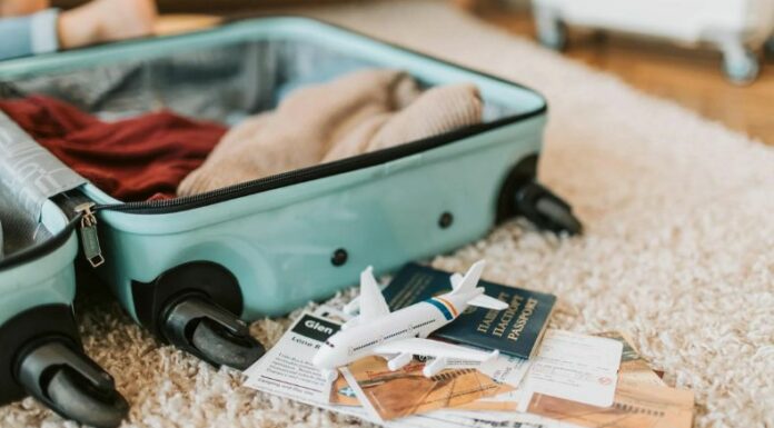 Cuando se viaja al exterior con un menor de edad, los padres de familia o encargados deben tener lista la documentación legal.