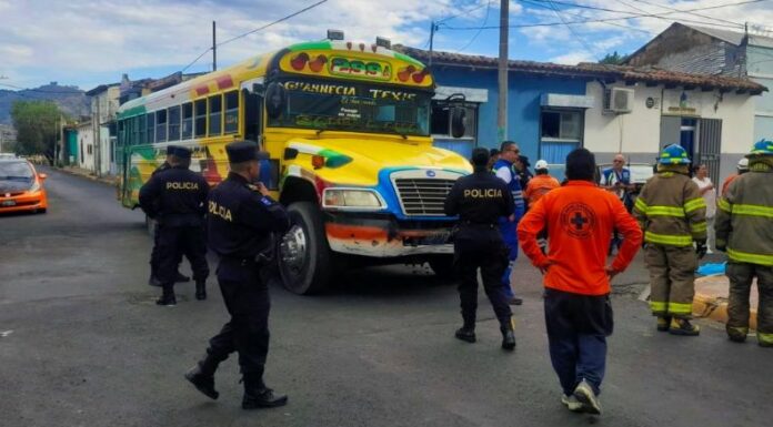 La PNC reporta un fatal accidente de tránsito en Santa Ana. Se reporta una mujer fallecida y dos lesionados.