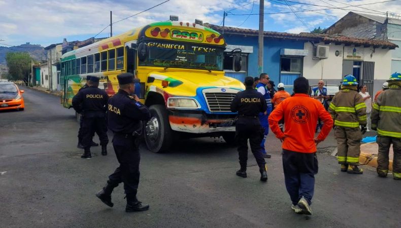 La PNC reporta un fatal accidente de tránsito en Santa Ana. Se reporta una mujer fallecida y dos lesionados.