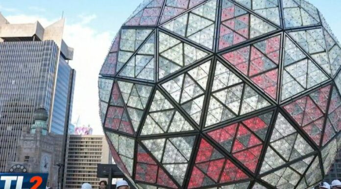 La icónica bola de cristal de Times Square está lista para recibir el Año Nuevo ante miles de asistentes en Nueva York.