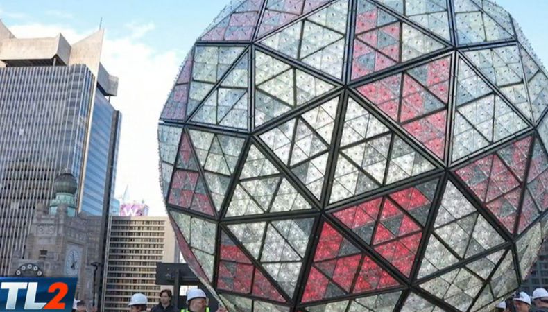La icónica bola de cristal de Times Square está lista para recibir el Año Nuevo ante miles de asistentes en Nueva York.