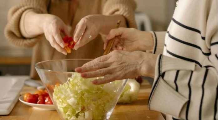 En estas fiestas de Fin de Año, los expertos en nutrición recomiendan el cuidado de la alimentación de los adultos mayores.