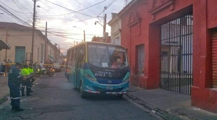 La Policía Nacional Civil (PNC) reportó que un peatón falleció atropellado por un microbús en el departamento de Santa Ana.
