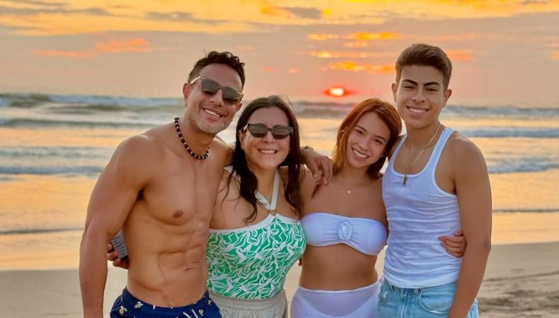 Billy Calderón le dio la bienvenida al 2025, rodeado de sus familiares bajo la belleza de la playa Costa del Sol.