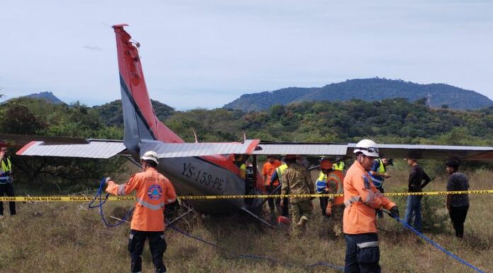 Según reportes preliminares, al menos tres personas resultaron lesionadas tras un accidente de avioneta ocurrido esta mañana en el cantón Changallo, Ilopango.