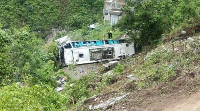 Un accidente de autobús ocurrido en Colombia dejó como saldo 20 fallecidos y 28 heridos. La unidad de transporte se precipitó a un abismo.