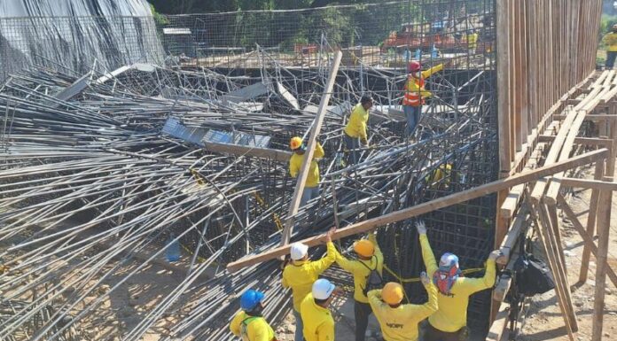 Tras el colapso de dos estructuras de acero, el Ministro de Obras Públicas indicó que se decidió eliminar el subcontrato de la empresa responsable de la armadura.