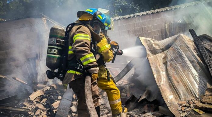 Un incendio estructural causó daños en tres viviendas en El Puerto de La Libertad.