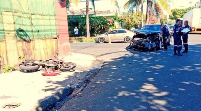Un motociclista falleció en un accidente de tránsito registrado entre la 25 calle Oriente y 6ª avenida Norte, en San Salvador.