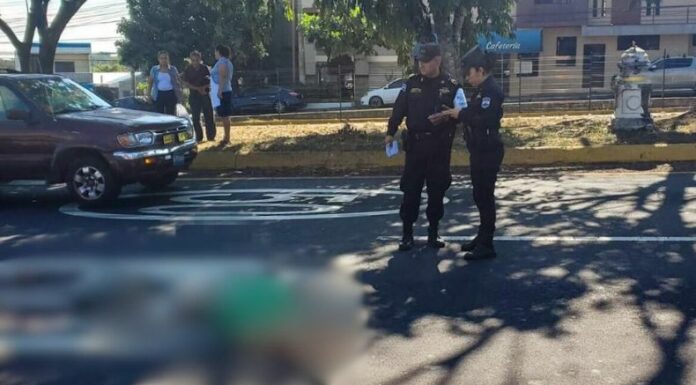 Una mujer de la tercera edad perdió la vida tras ser atropellada por un motociclista en el bulevar Nicolás Salume en Santa Ana.