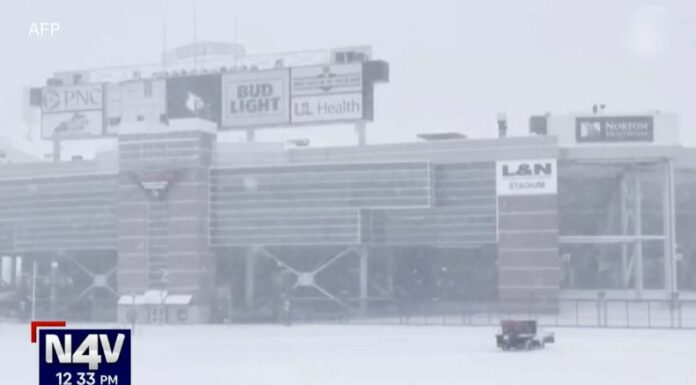 La fuerte tormenta invernal azotó el este de Estados Unidos causando al menos cinco fallecidos y la interrupción de vuelos.