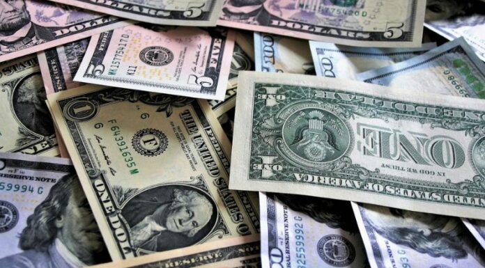 Al cumplirse 25 años de implementar la dolarización de la economía salvadoreña, la medida sigue generando debate.