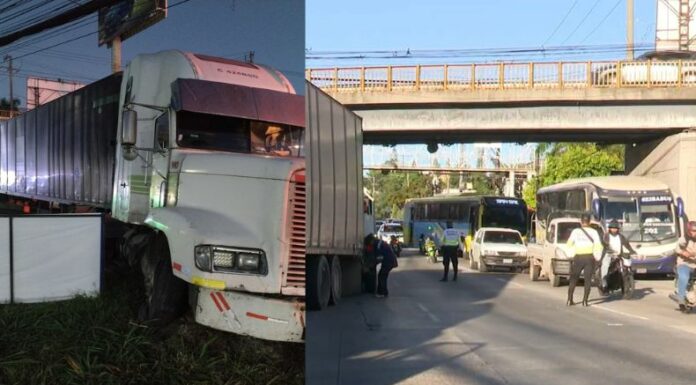 Una rastra se accidentó esta madrugada en la incorporación al Bulevar de Santa Elena y Antiguo Cuscatlán, lo que ha generado una fuerte carga vehicular.