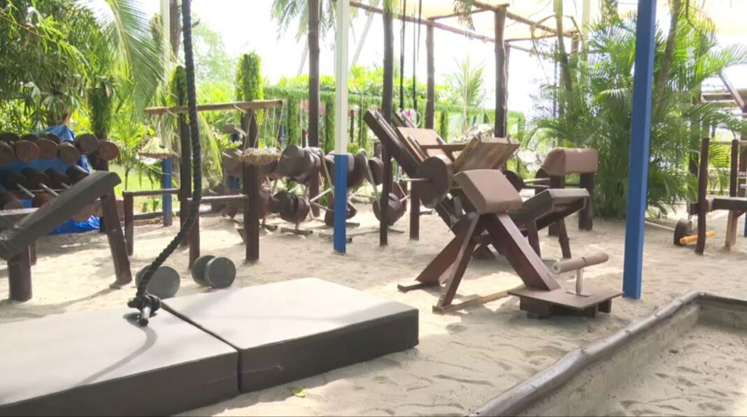 La creatividad supera a lo tradicional. Este es el caso de un gimnasio al aire libre en el Estero de Jaltepeque, La Paz.
