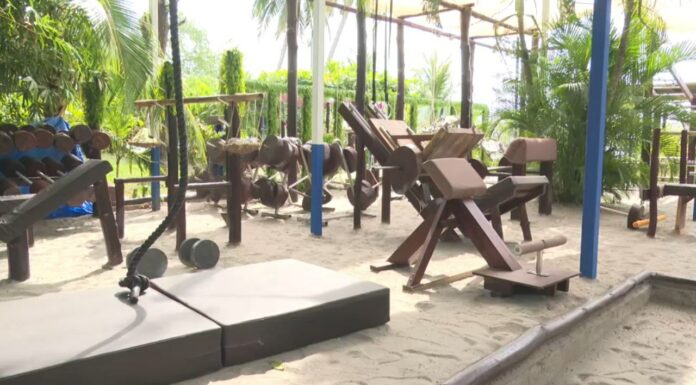 La creatividad supera a lo tradicional. Este es el caso de un gimnasio al aire libre en el Estero de Jaltepeque, La Paz.