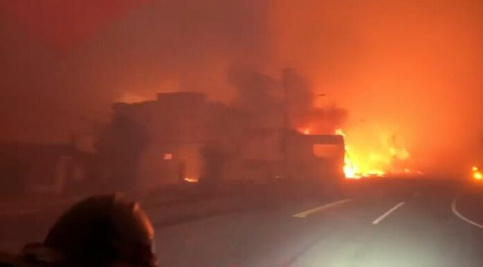 Al menos 30,000 personas están bajo órdenes de evacuación a causa de un incendio forestal que comenzó en un suburbio de Los Ángeles.