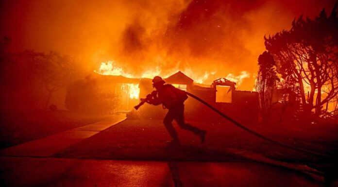Los voraces incendios forestales registrados en la costa oeste de Estados Unidos han dejado al menos dos fallecidos y varios heridos.