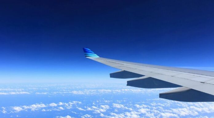 Venezuela comunicó el cierre de su frontera terrestre con Colombia y la suspensión de vuelos con este país.