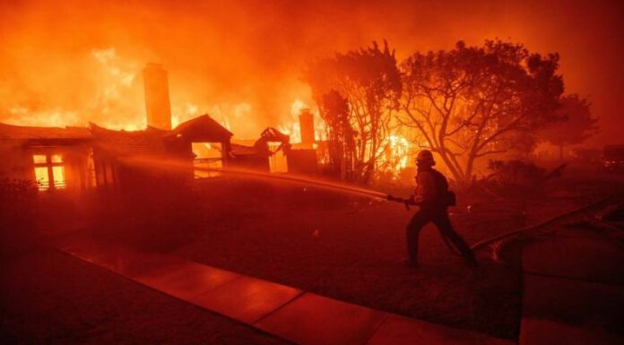 Un toque de queda nocturno fue decretado este viernes en las zonas afectadas por los incendios en Los Ángeles.