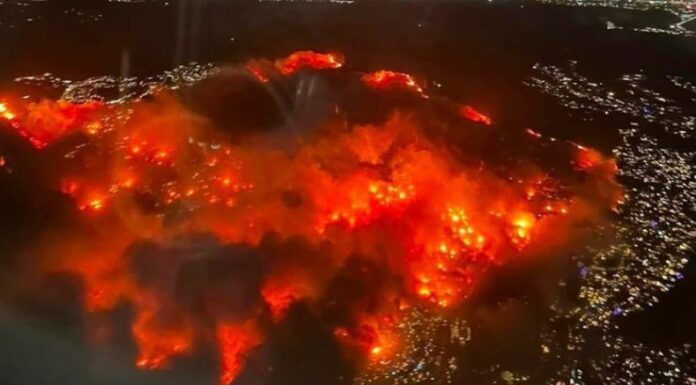 Los bomberos continúan con las labores para combatir los incendios, mientras que las autoridades ya reportan al menos 13 fallecidos.