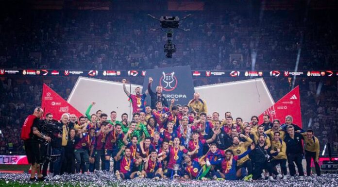 Celebración de jugadores y cuerpo técnico de Barcelona