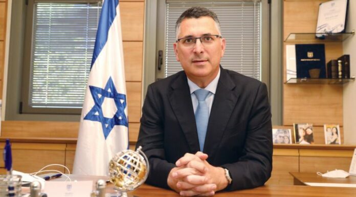 El ministro israelí de Relaciones Exteriores, Gideon Saar aseguró que su país “trabaja duro” para lograr un acuerdo que ponga fin a la guerra en Gaza y permita la liberación de rehenes.