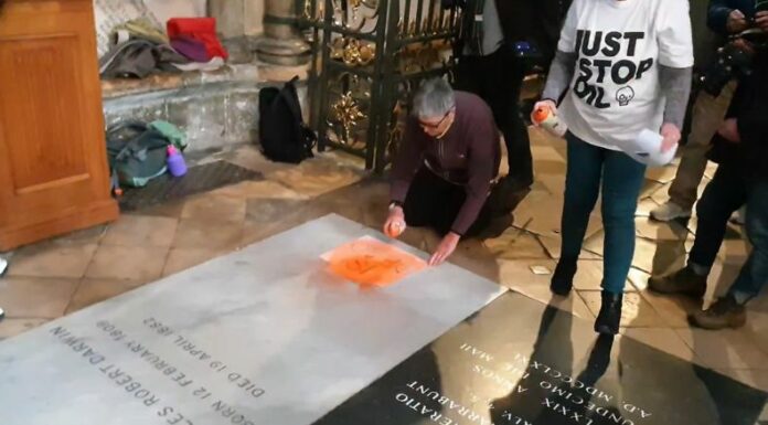 Un grupo ecologista vandalizó con un grafiti la tumba del naturalista Charles Darwin, en Londres, en protesta por al calentamiento global.