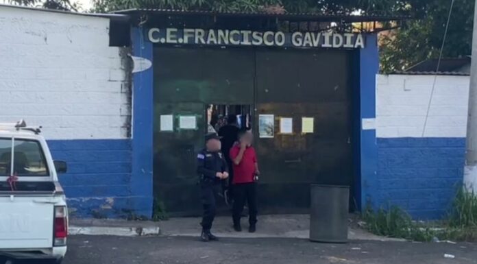 Un docente falleció la tarde de este lunes luego de caer de un techo de aproximadamente 10 metros de altura.